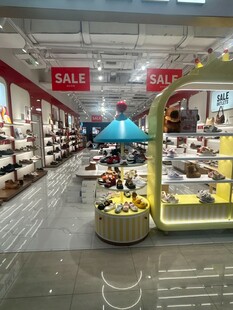 商场鞋类区促销场景