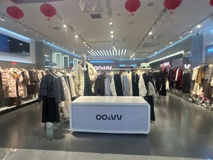 时尚服装店内部陈列展示
