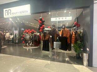 时尚女装店橱窗陈列展示