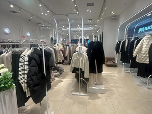 时尚服装店内部陈列展示