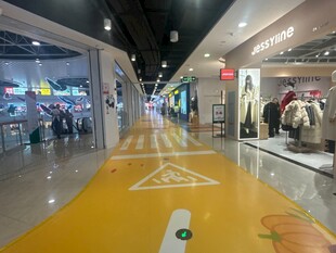 商场内的黄色地面引导标识