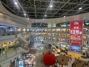 繁华商场内部热闹景象