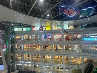 繁华商场内部景象