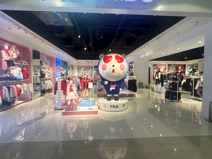 商场内可爱玩偶装饰场景