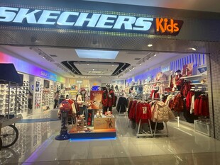 斯凯奇店内热闹购物场景