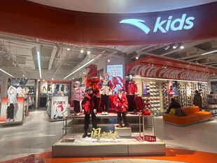 儿童服饰店内景展示