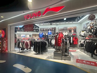 安踏运动品牌店铺陈列
