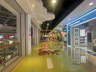 商场内明亮的童趣购物通道