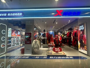 时尚服装店内部陈列展示