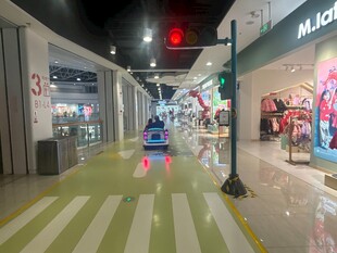 商场内的智能清洁机器人