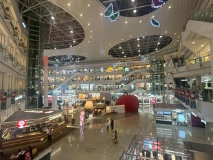 繁华商场内部景象