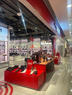时尚鞋类店内展示场景