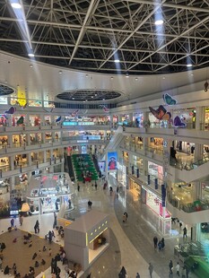 繁华商场内部全景