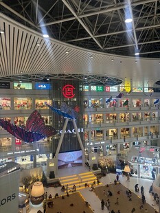 繁华商场内部全景