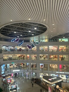 繁华商场内部全景