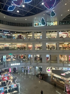 繁华商场内部购物场景