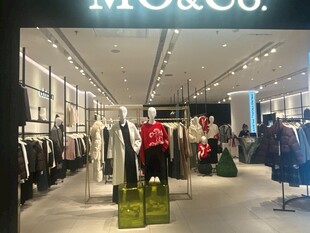 时尚服装店内部陈列展示