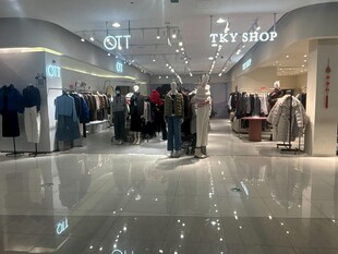 时尚品牌服装店内部场景