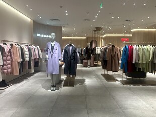 时尚服装店的多样服饰陈列