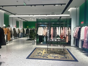 时尚服装店内部陈列展示