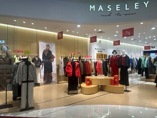 时尚服装店内部陈列展示