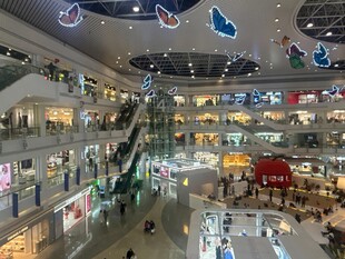 繁华商场内部景象