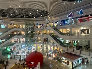 繁华商场内部全景展示