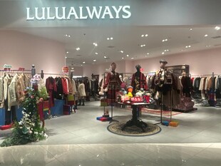 品牌服装店内景