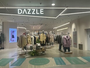 时尚女装店内部陈列展示