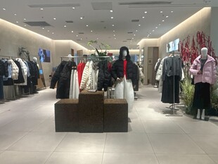 时尚服装店内部陈列展示