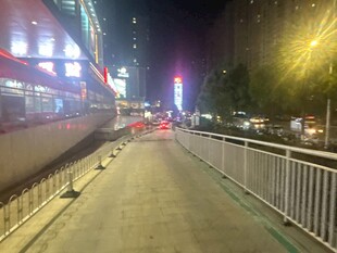 城市夜晚的空旷街道景观