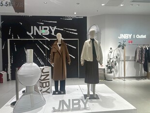 江南布衣品牌服装展示区