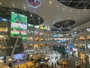 繁华商场内部全景