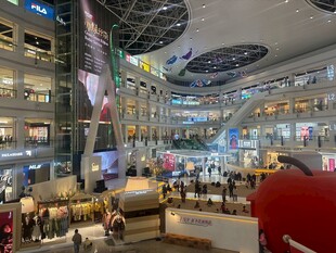 繁华商场内部热闹景象