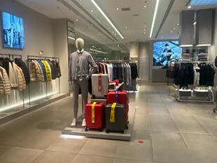 时尚服装店内部陈列展示