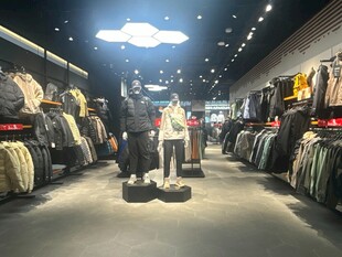 时尚服装店内部陈列展示