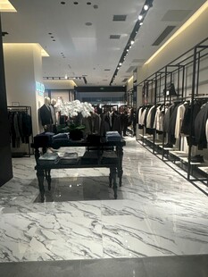 时尚品牌服饰店内景展示