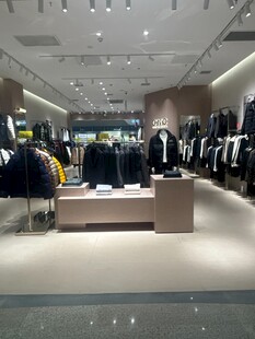 时尚服装店内部陈列展示