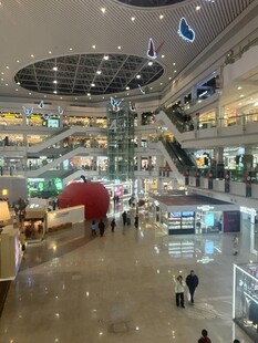 繁华商场内部景象