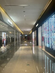 宽敞明亮的时尚购物长廊