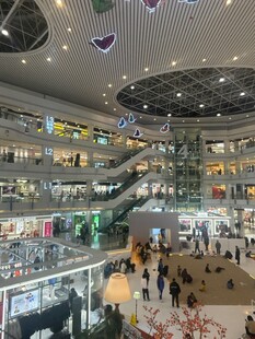 繁华商场内部热闹景象