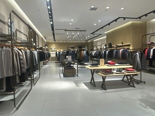 时尚服装店内部陈列展示