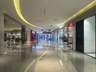 现代商场宽敞明亮的过道