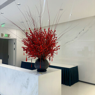大厅前台的红色花卉装饰