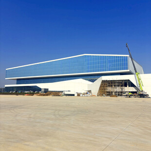 现代化蓝白相间工业建筑