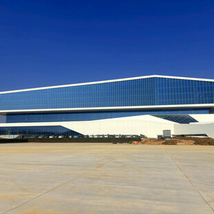 现代风格的大型建筑外观