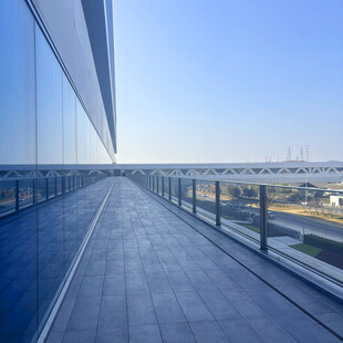 现代建筑露台俯瞰城市景观