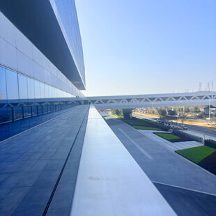 现代建筑外观的独特视角