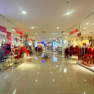 时尚服装店内部场景展示