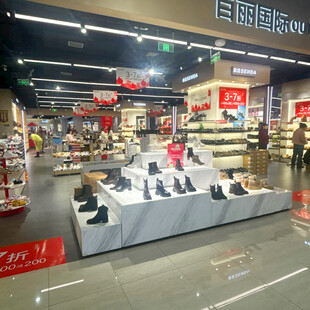 商场内的鞋类展示区